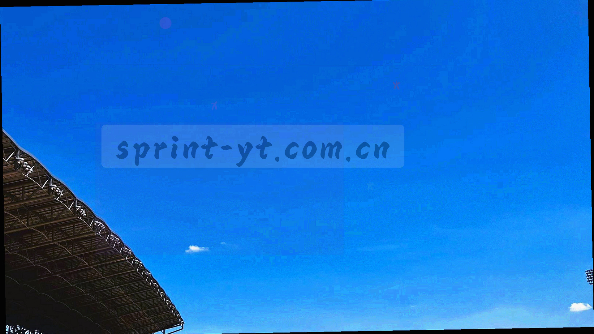 夜间球场灯光下的看台与场地剪影，画面中没有人物正脸